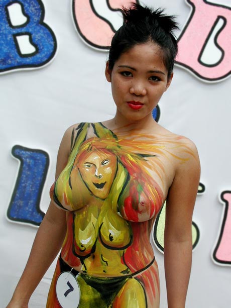 Bodypainting Angeles City with a Filipina bargirl